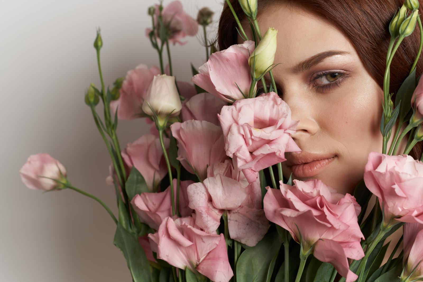 Jak wykonać makijaż z kwiatami?